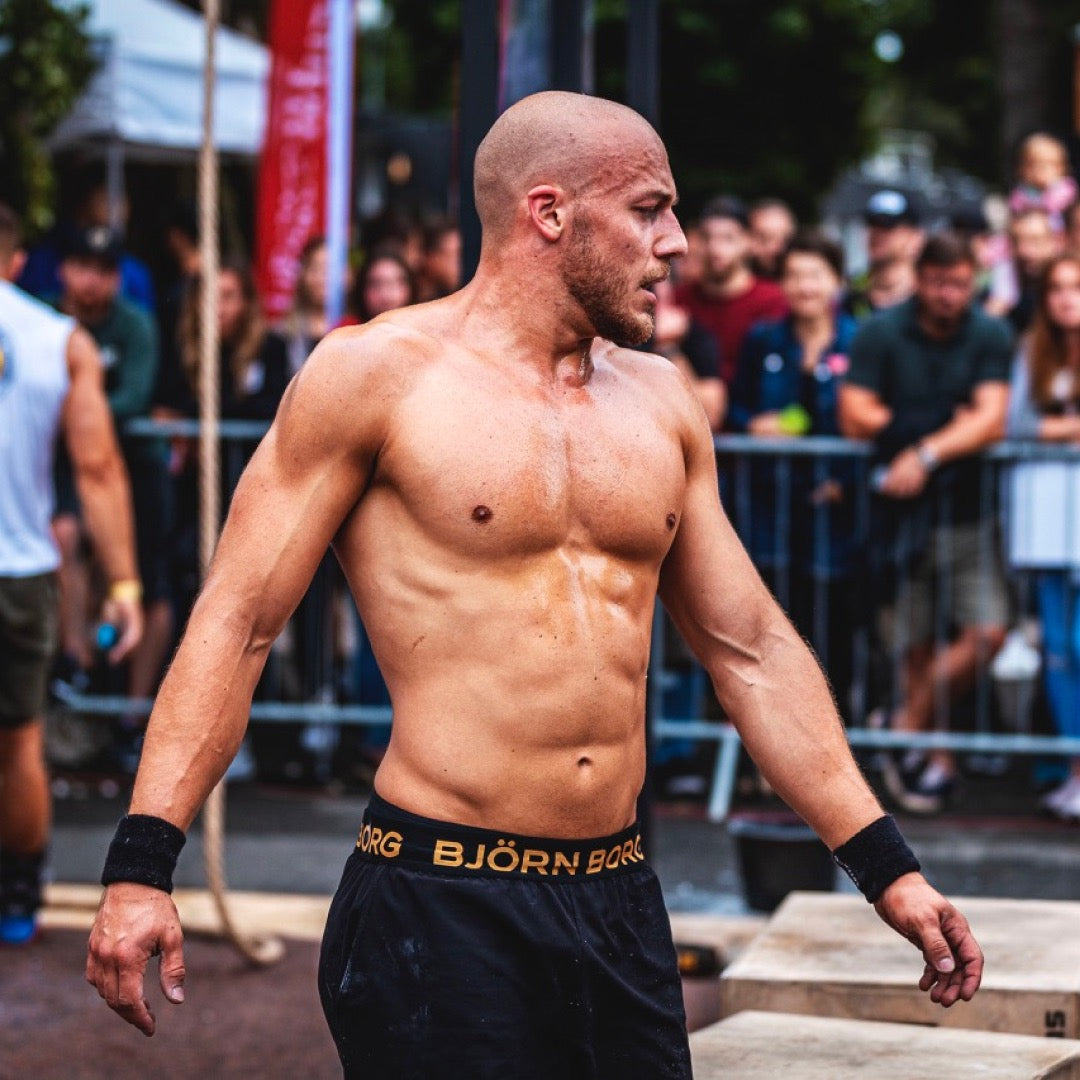 Máca during a workout excercising shirtless